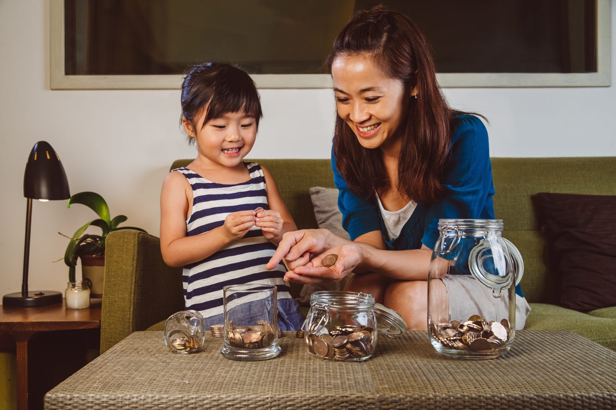 An image of a mother and her daughter with money.